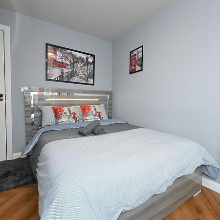 2 Bedroom Flat In Wood Green Piccadilly Line Londra Exterior foto