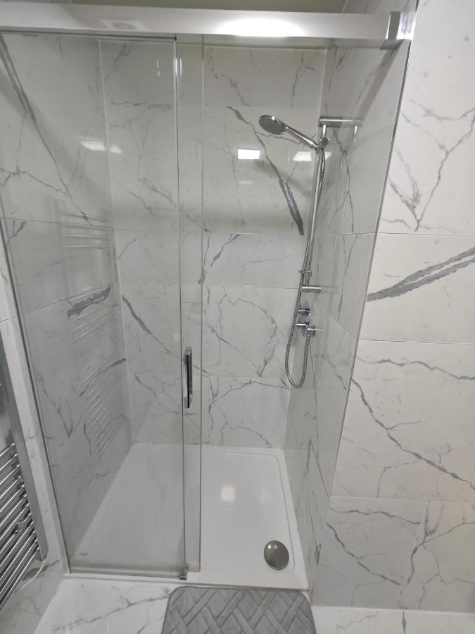 2 Bedroom Flat In Wood Green Piccadilly Line Londra Exterior foto