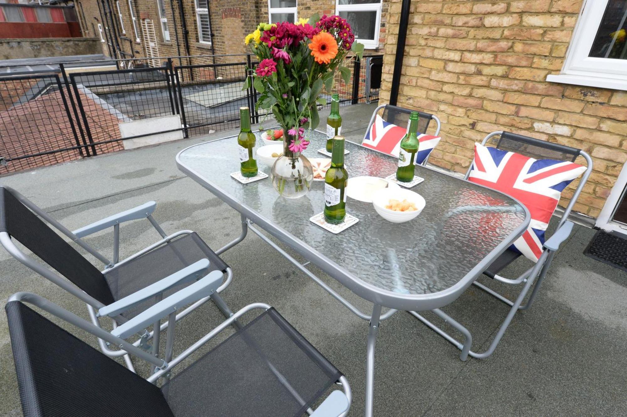 2 Bedroom Flat In Wood Green Piccadilly Line Londra Exterior foto